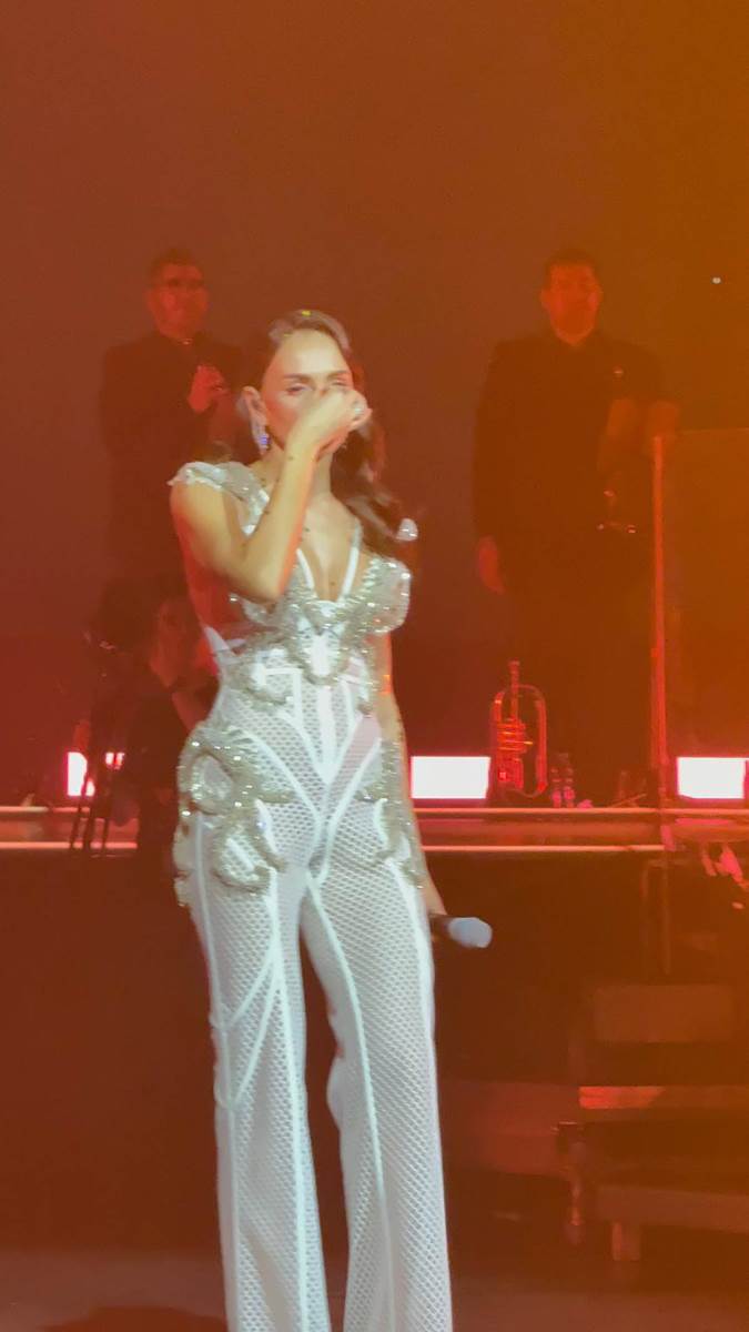 Emina završila u suzama Stopirala koncert i slomila se, aplauz ne prestaje (3).jpg