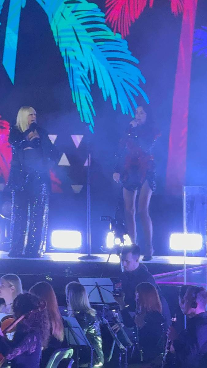 Trudna Milica Todorović se pridružila Emini na bini (2).jpg