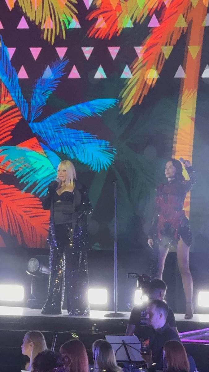 Trudna Milica Todorović se pridružila Emini na bini (3).jpg