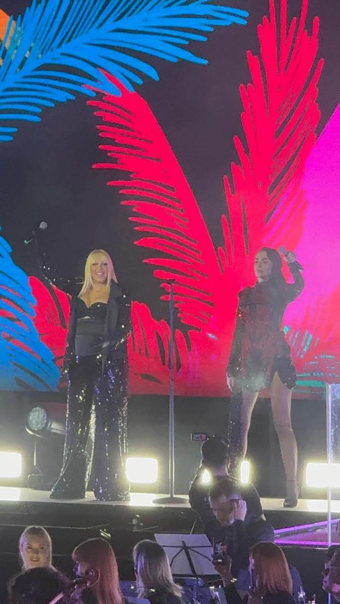 Trudna Milica Todorović se pridružila Emini na bini (4).jpg