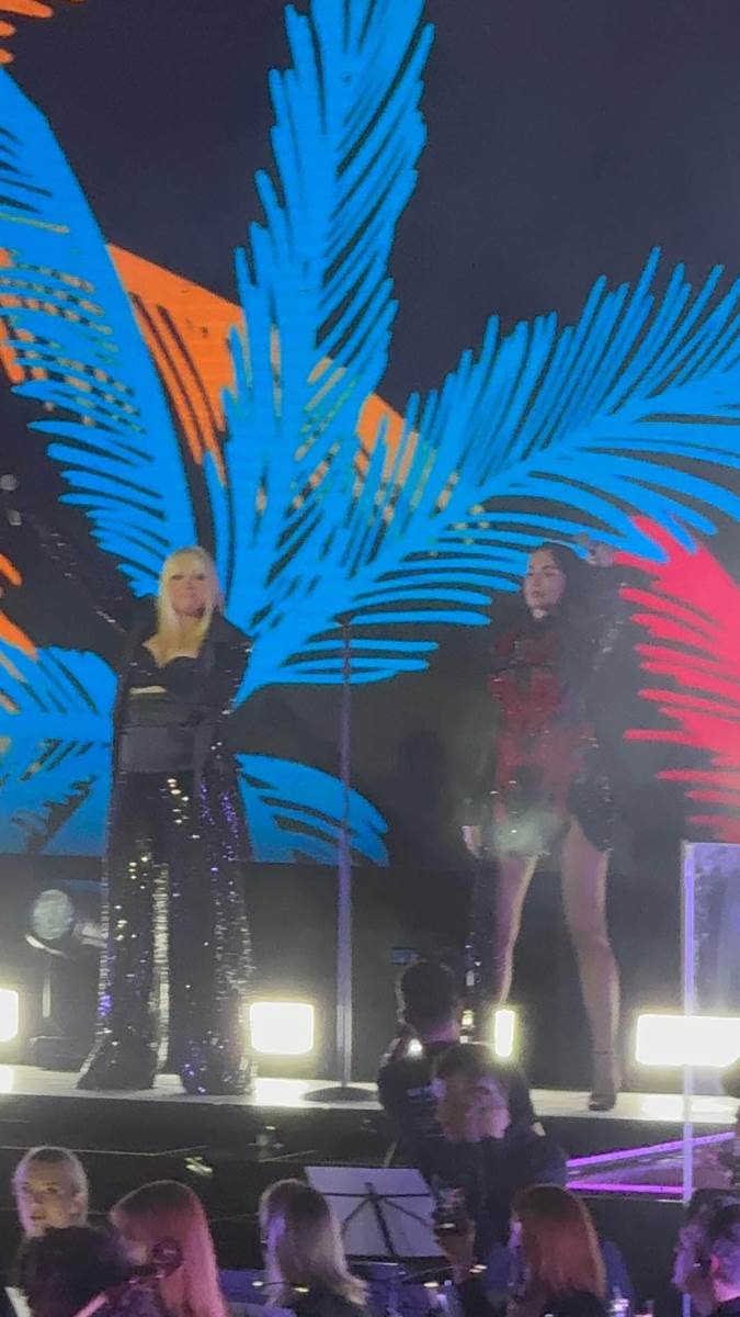 Trudna Milica Todorović se pridružila Emini na bini (5).jpg