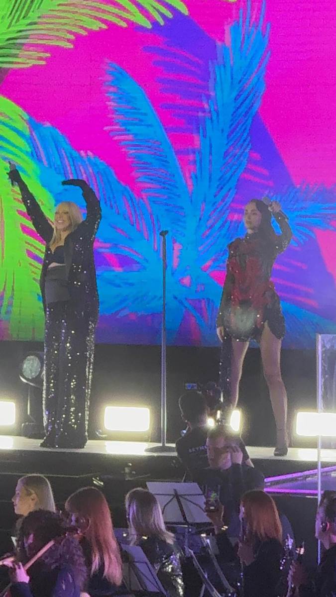 Trudna Milica Todorović se pridružila Emini na bini (1).jpg