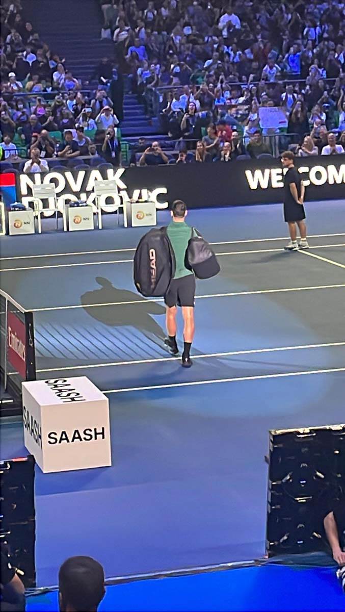 Novak Ðoković izlazak na teren pred finale u Atini 1.jpg