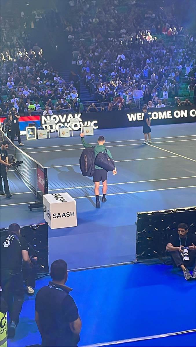 Novak Ðoković izlazak na teren pred finale u Atini 2.jpg