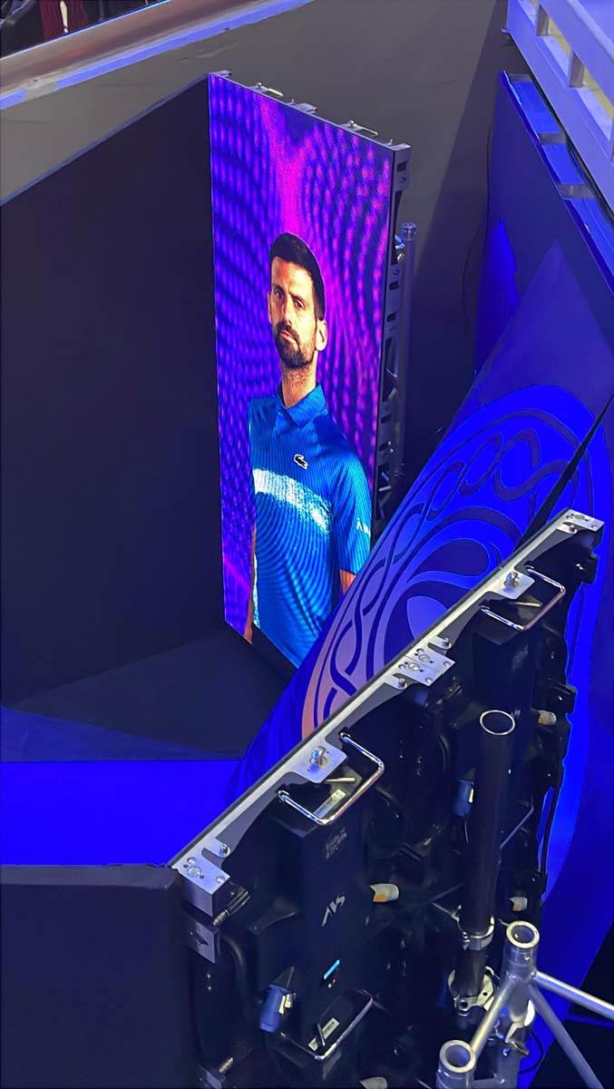 Novak Ðoković izlazak na teren pred finale u Atini 5.jpg