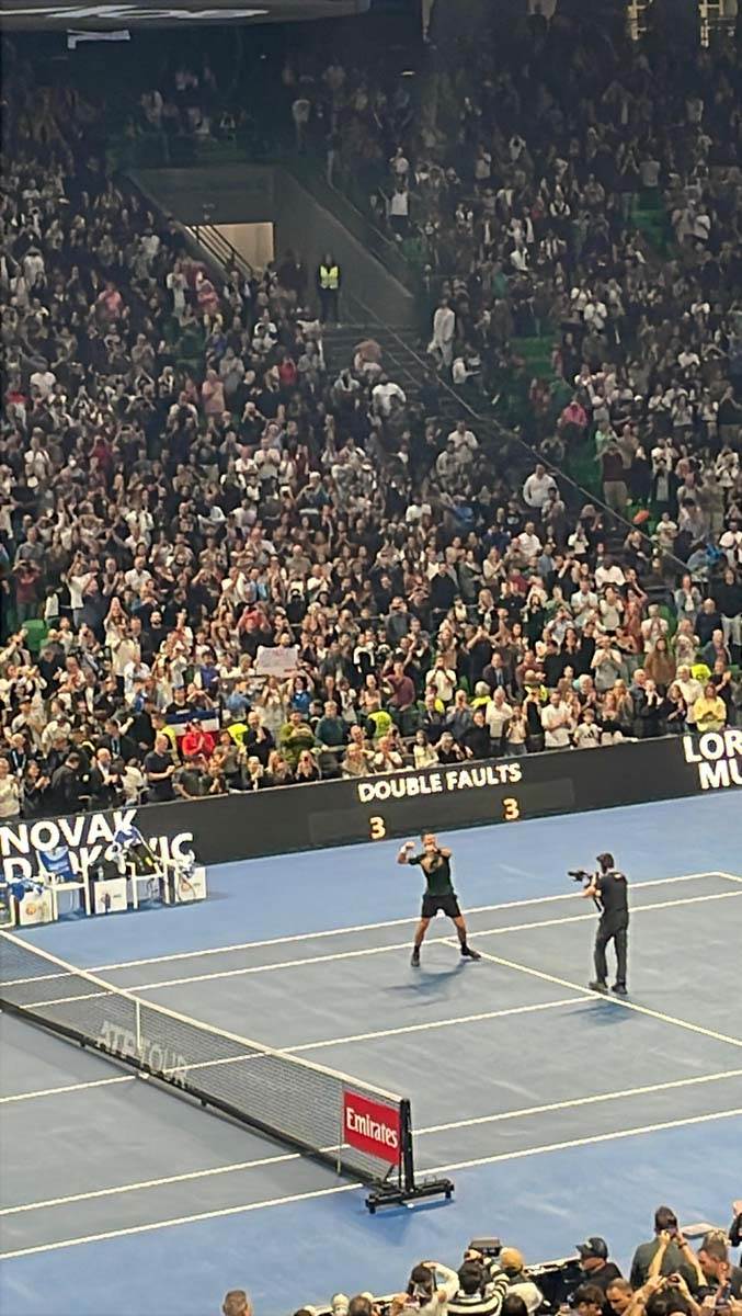 Novak Ðoković osvojio titulu i pocepao majicu 1.jpg