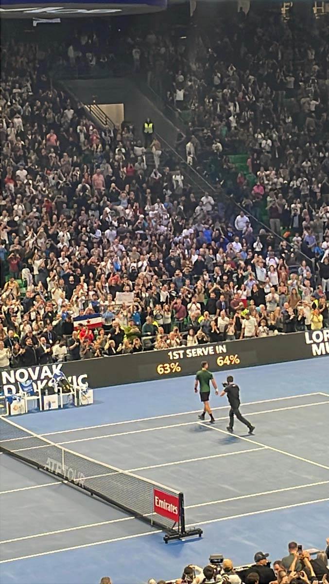 Novak Ðoković osvojio titulu i pocepao majicu 2.jpg