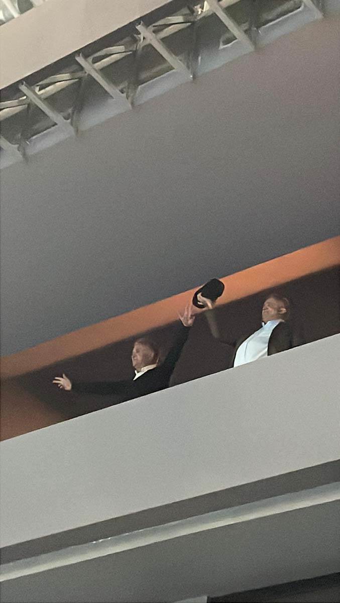 Srđan Đoković slavi pobedu Novaka Đokovića u Atini