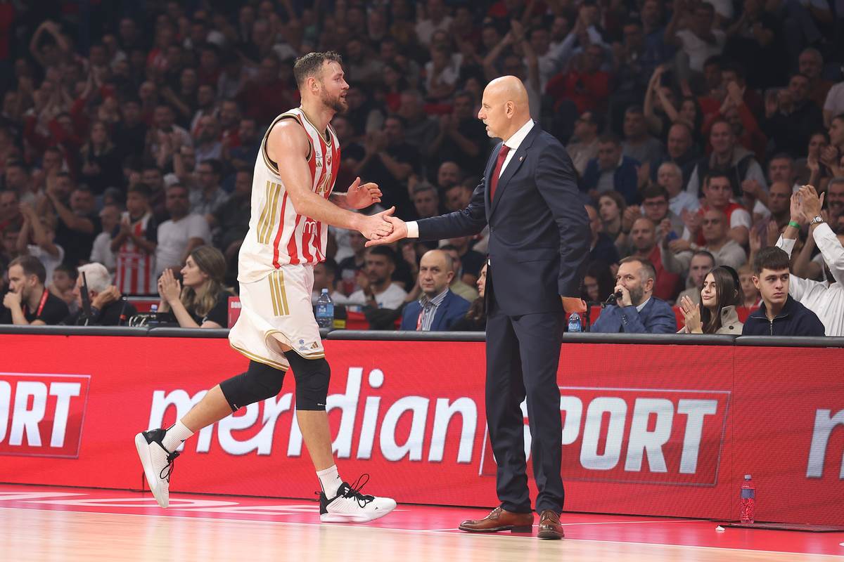 Donatas Motiejunas i Saša Obradović se pozdravljaju na utakmici Zvezde