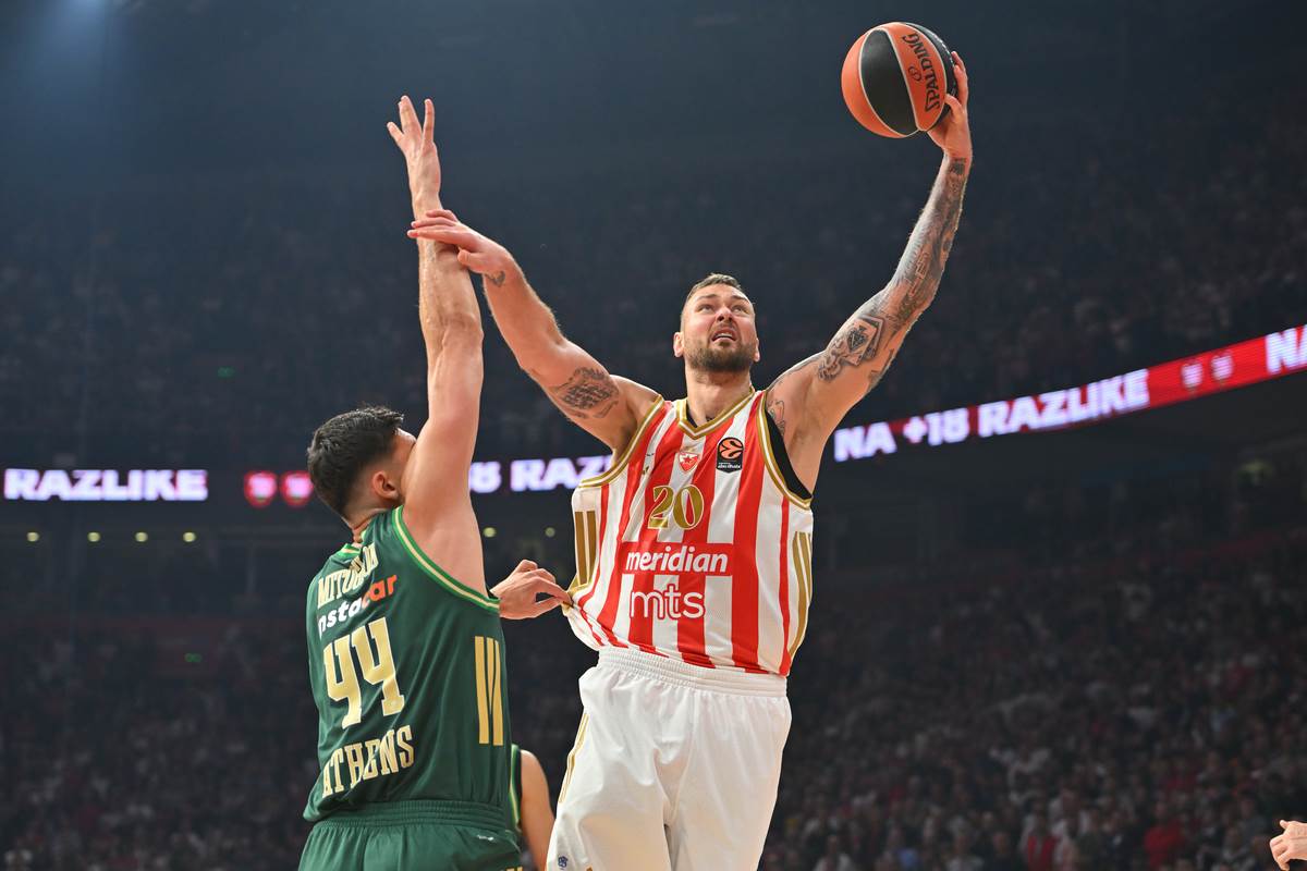 Donatas Motiejunas poentira protiv Dinosa Mitoglua iz Panatinaikosa