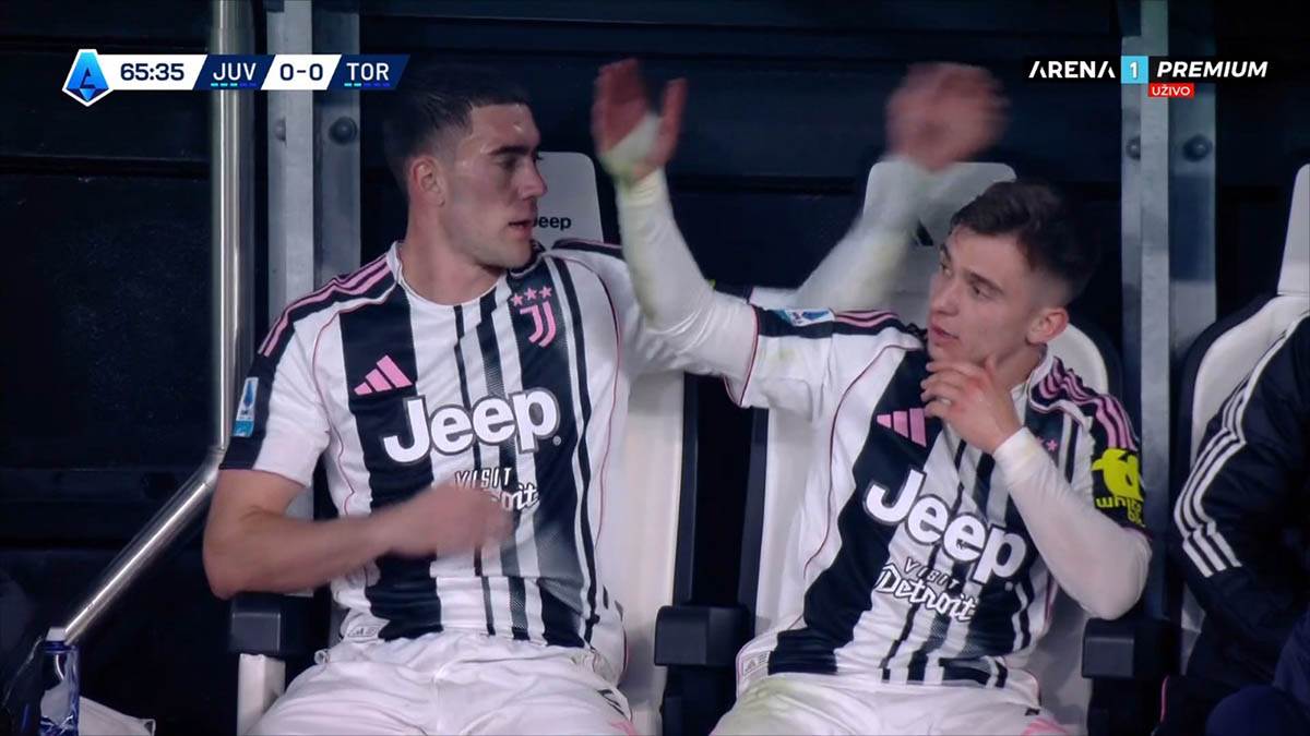 Dušan Vlahović i Konseisao na klupi Juventusa (2).jpg