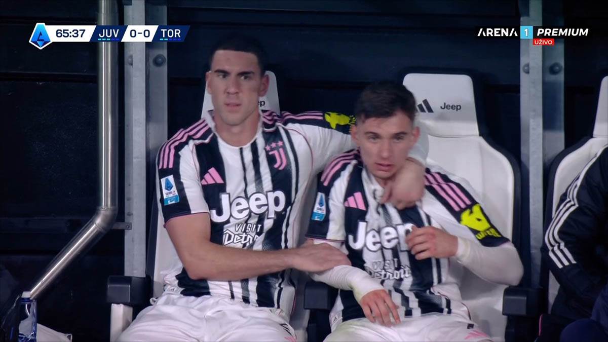 Dušan Vlahović i Konseisao na klupi Juventusa (3).jpg