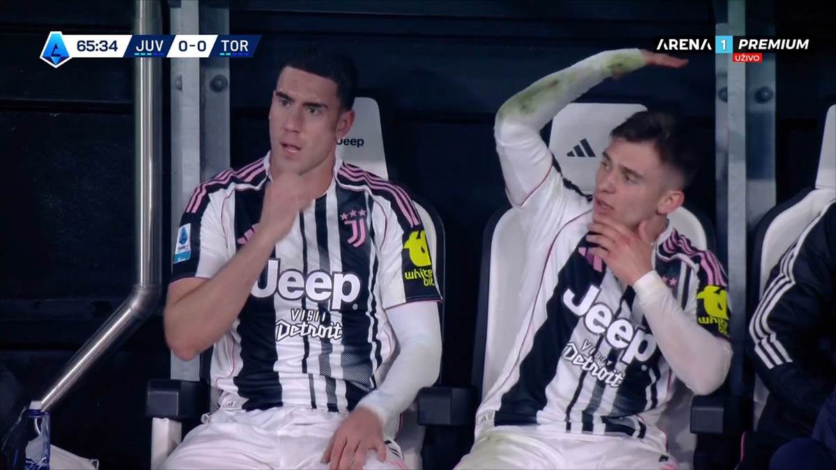Dušan Vlahović i Konseisao na klupi Juventusa (4).jpg