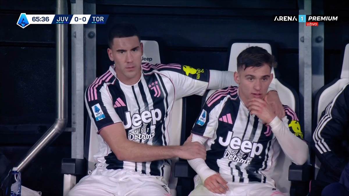 Dušan Vlahović i Konseisao na klupi Juventusa (1).jpg