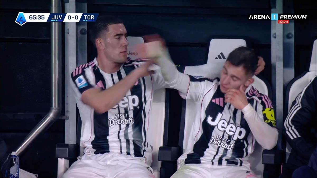 Dušan Vlahović i Konseisao na klupi Juventusa (5).jpg