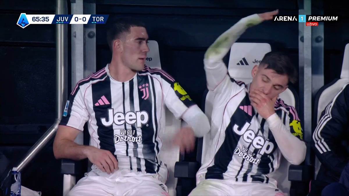 Dušan Vlahović i Konseisao na klupi Juventusa.jpg