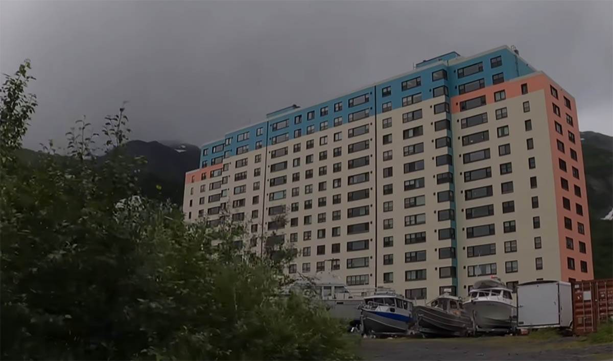 zgrada na Aljsaci u kojoj svi stanovnici živi  pod jednim krovom (1).jpg