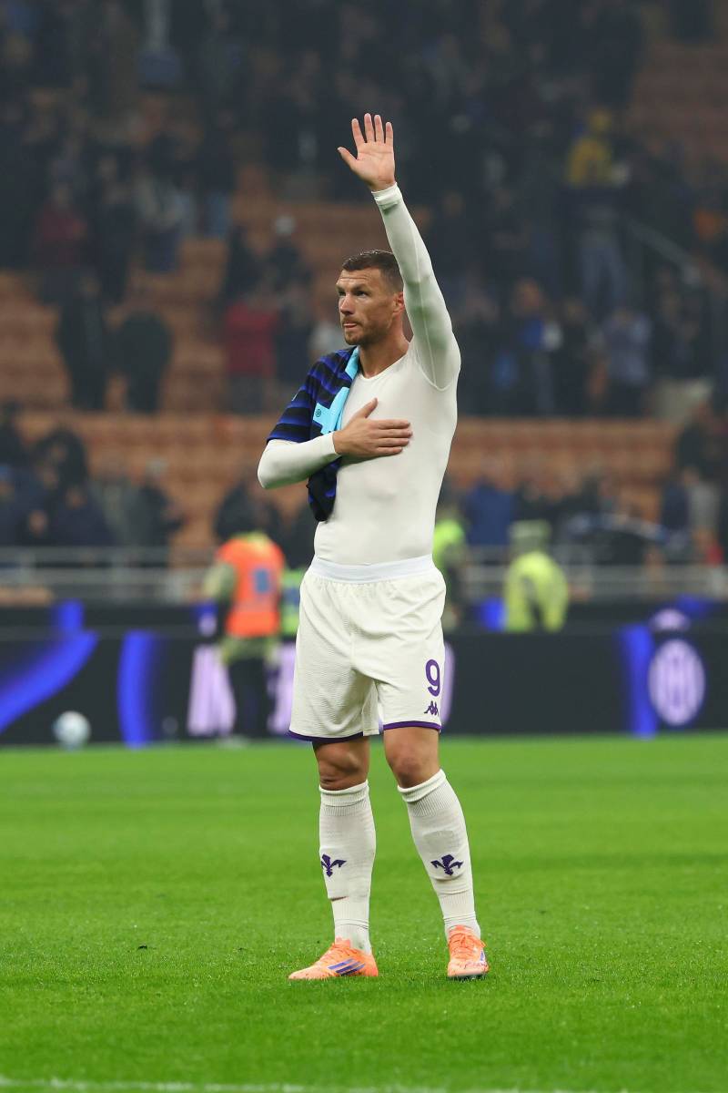 Edin Džeko pozdravlja navijače Intera