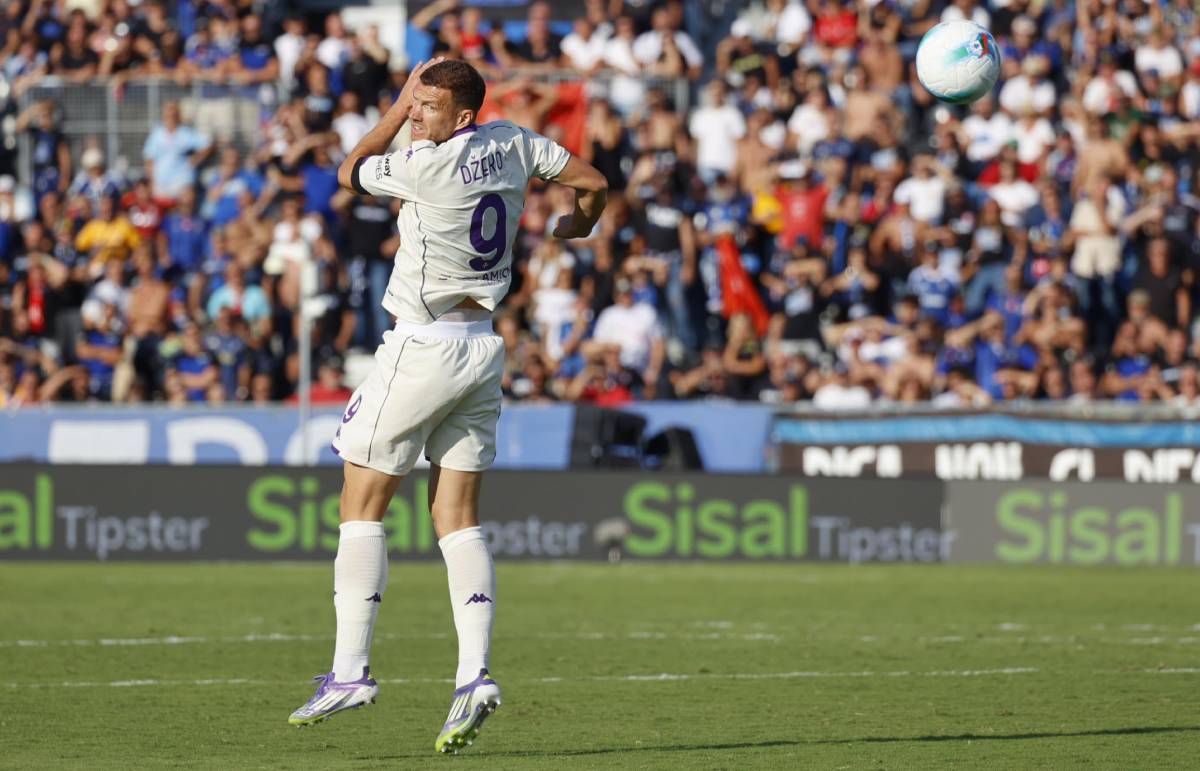 Edin Džeko udara loptu glavom na utakmici Fiorentine