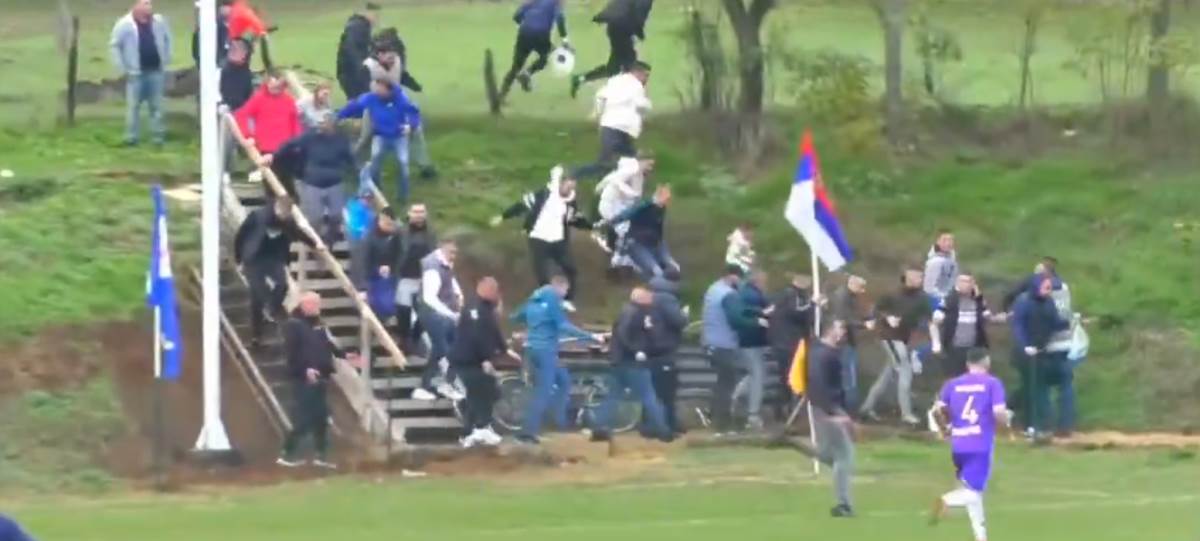 Stampedo i haos navijača na Omladinac Rajkovac Rad