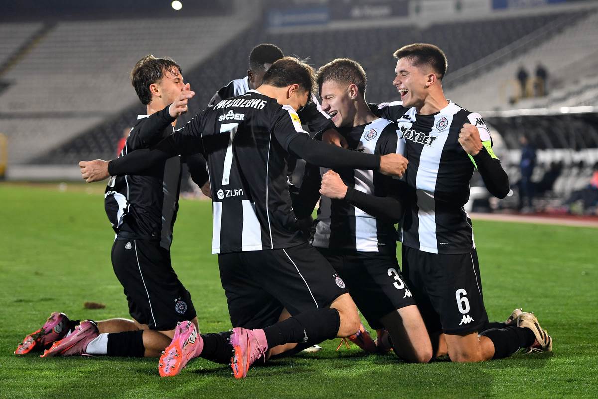 Ognjen Ugrešić slavi gol na Partizan Novi Pazar