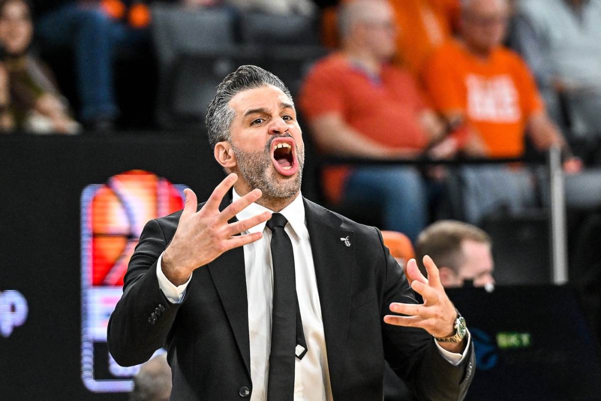 Dušan Alimpijević daje instrukcije svojoj ekipi