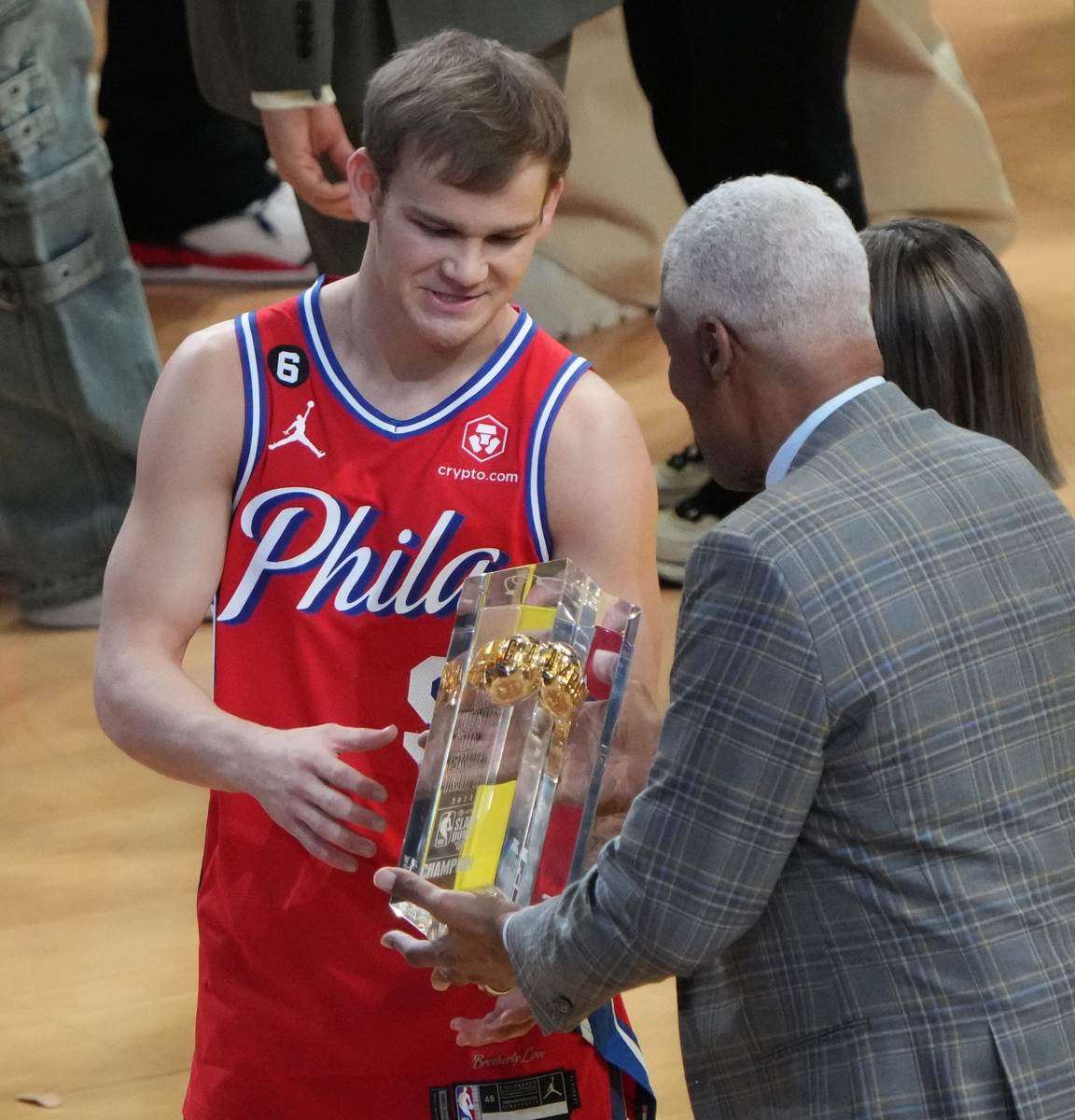 Mak Maklang dobija nagradu od Džulijusa Irvinga