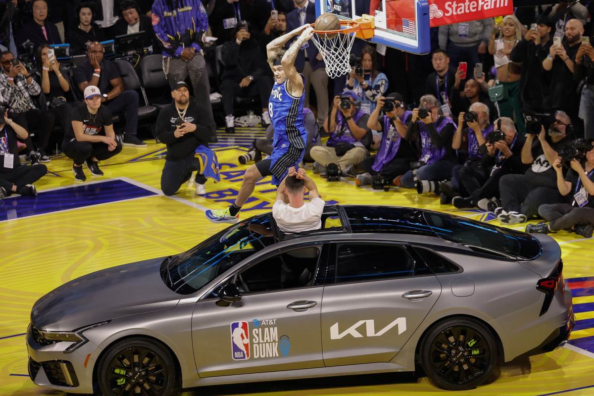 Mak Maklang zakucava preko automobila