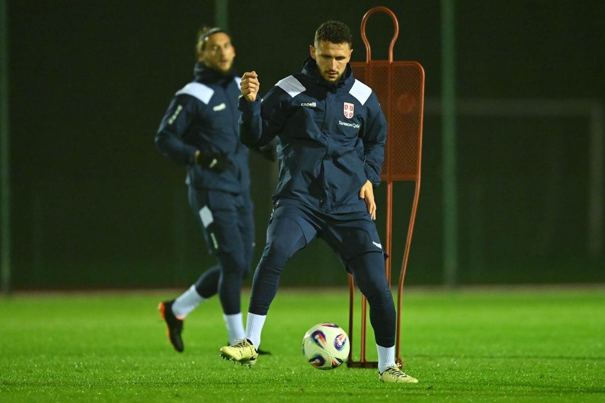 Prvi trening Veljka Paunovića 18.JPG