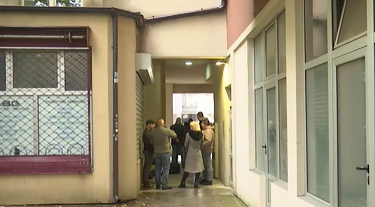 Trideset vlasnika stanova na Voždovcu čekaju da im izvršitelji zakucaju na vrata (2) copy.jpg