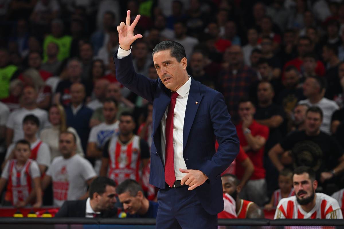 Janis Sferopulos pokazuje tri prsta.