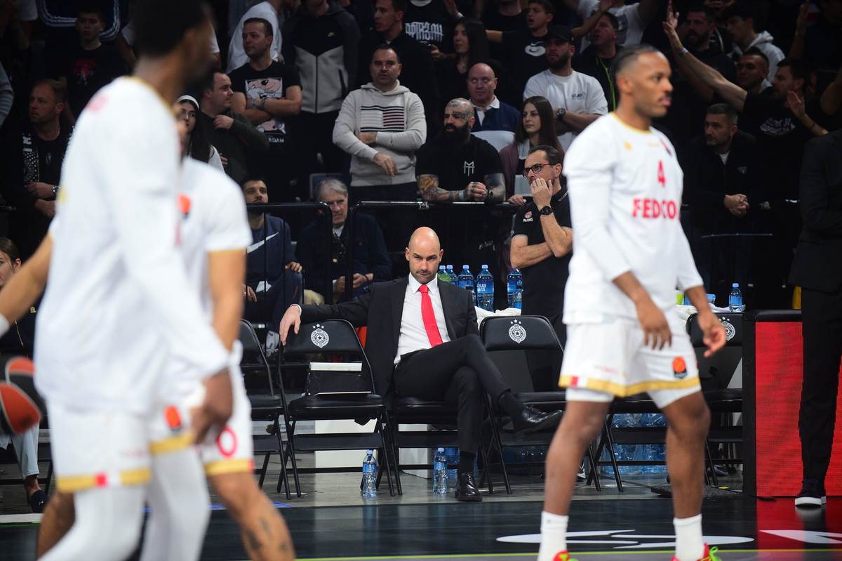 Vasilis Spanulis na klupi Monaka pred Partizan