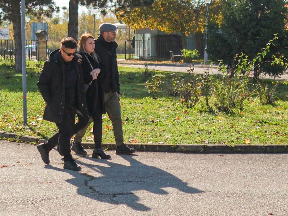 Marija Šerifović Verica i Danijel stižu na sahranu (1) copy.jpg