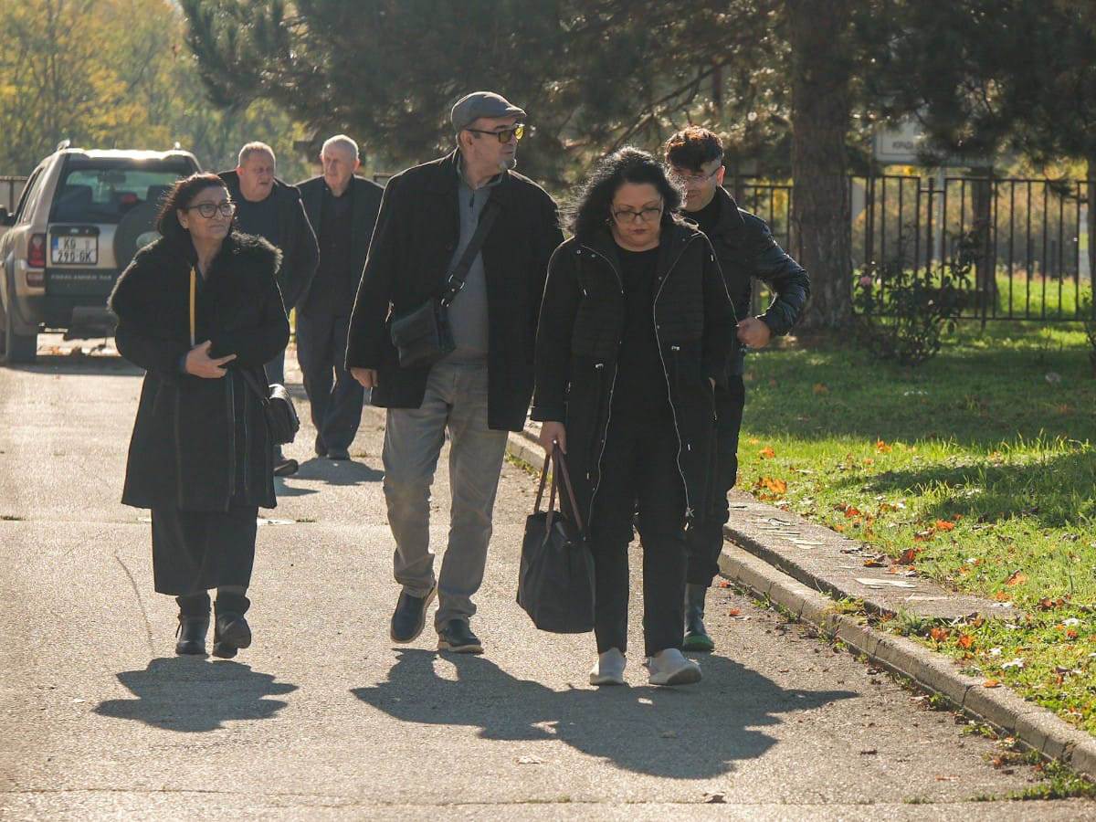 Marija Šerifović Verica i Danijel stižu na sahranu (2) copy.jpg