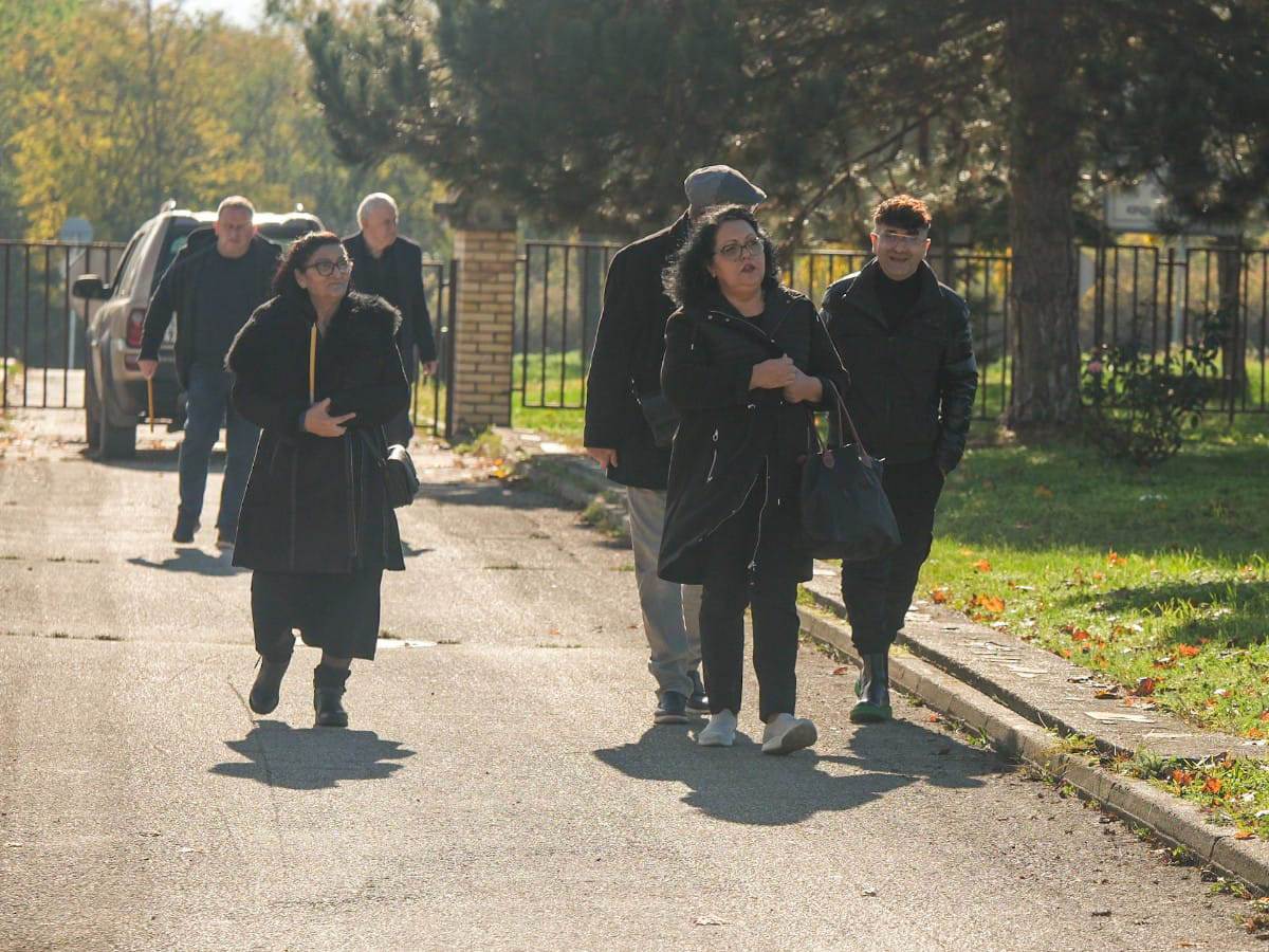 Marija Šerifović Verica i Danijel stižu na sahranu (4) copy.jpg