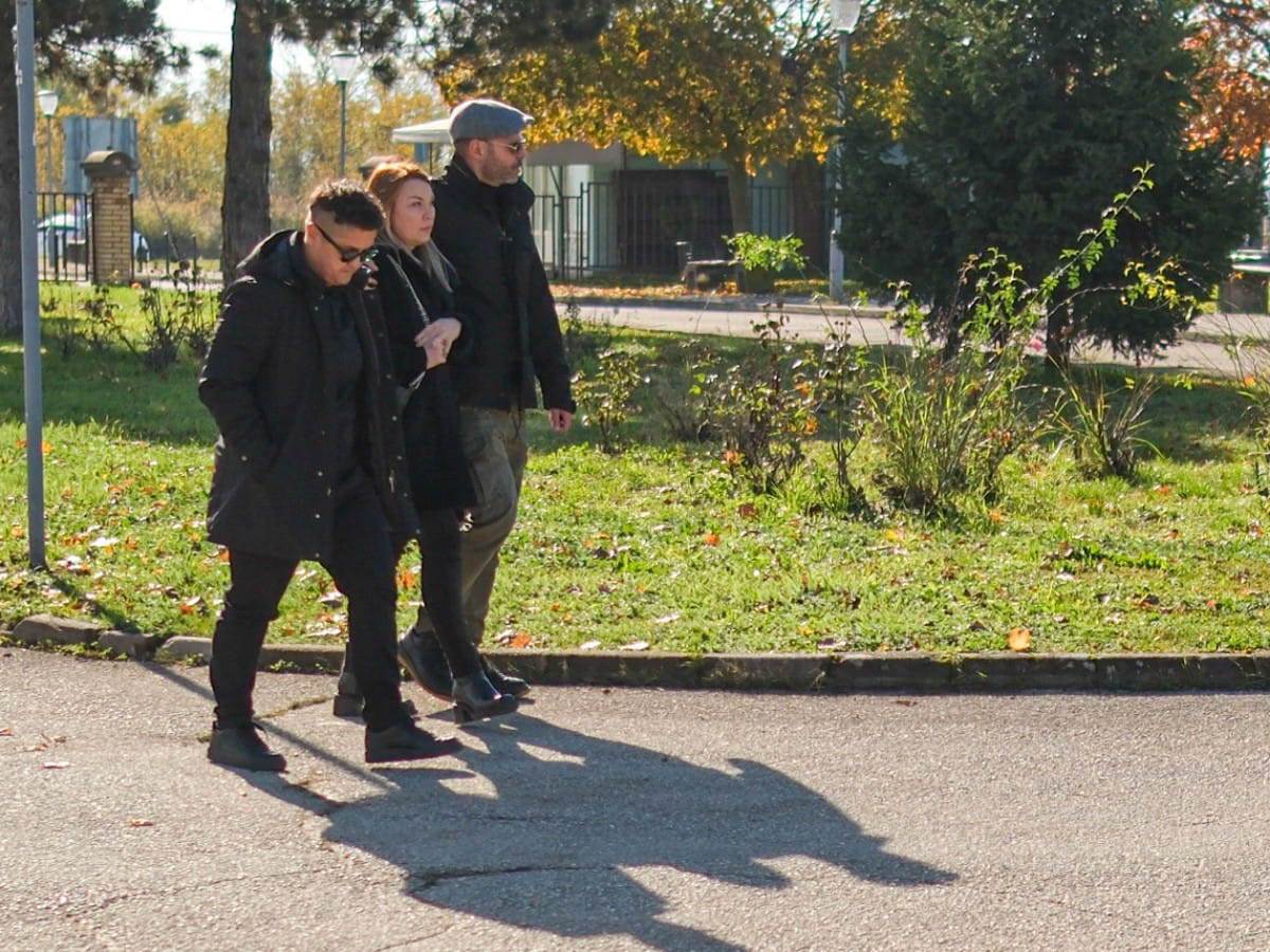 Marija Šerifović Verica i Danijel stižu na sahranu (8) copy.jpg