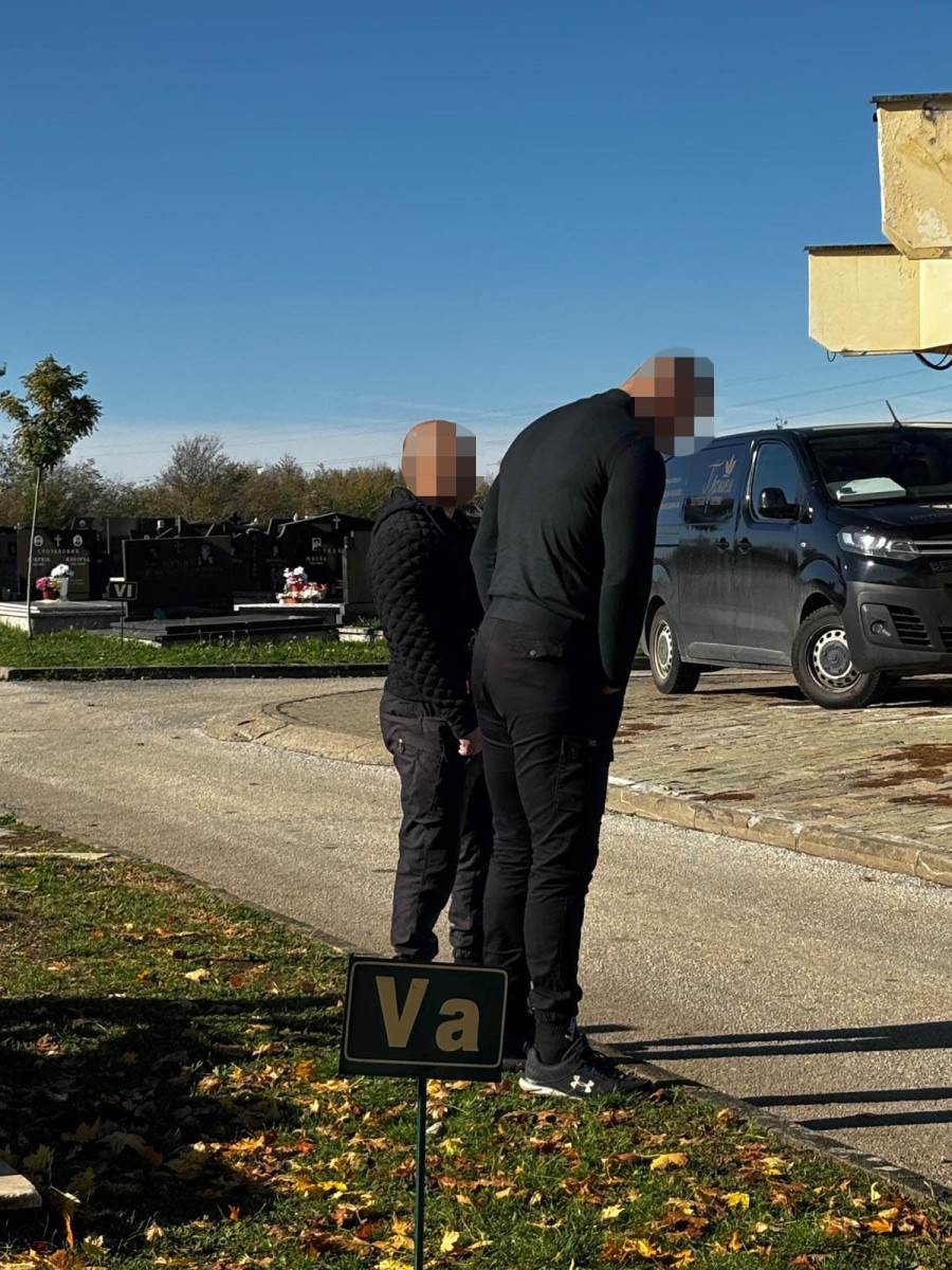 Obezbeđenje okružilo kapelu gde je otac Mariji Šerifović (1) copy.jpg