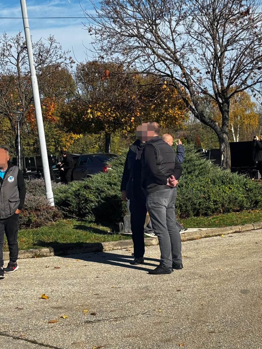 Obezbeđenje okružilo kapelu gde je otac Mariji Šerifović (3) copy.jpg