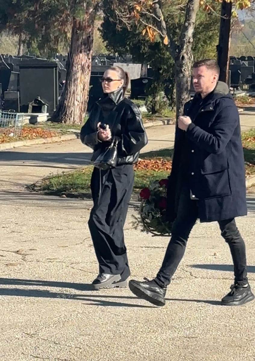 Dzejla Ramovic utucena stigla na sahranu oca Marija Serifovic (1) copy.jpg