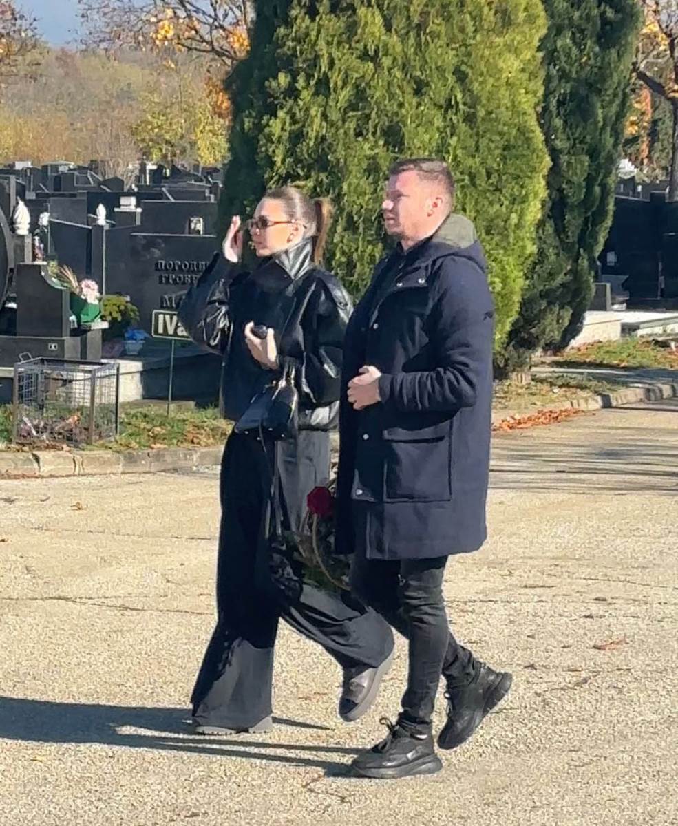 Dzejla Ramovic utucena stigla na sahranu oca Marija Serifovic (2) copy.jpg