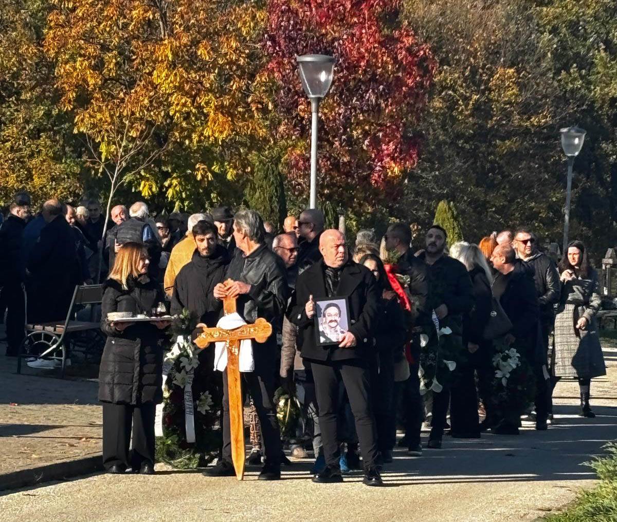 kolona na sahrani Rajka Šerifovića (2).jpg