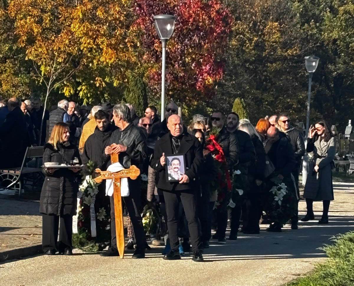 kolona na sahrani Rajka Šerifovića (1).jpg