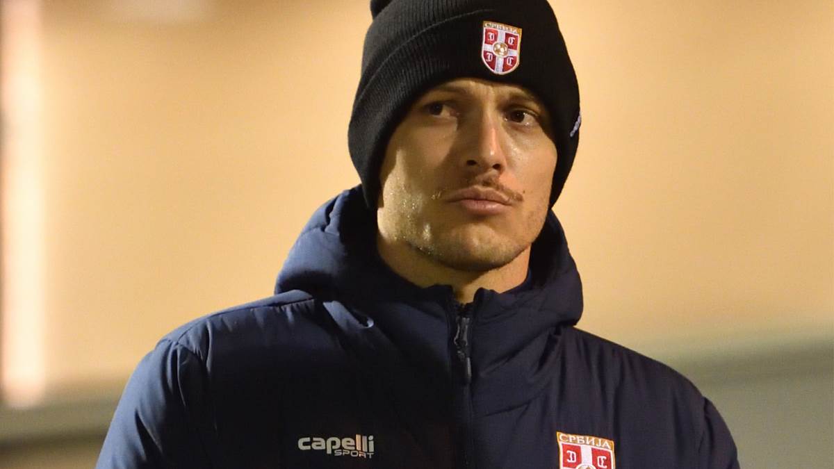 Luka Jović s kapom na glavi i u jakni Srbije.