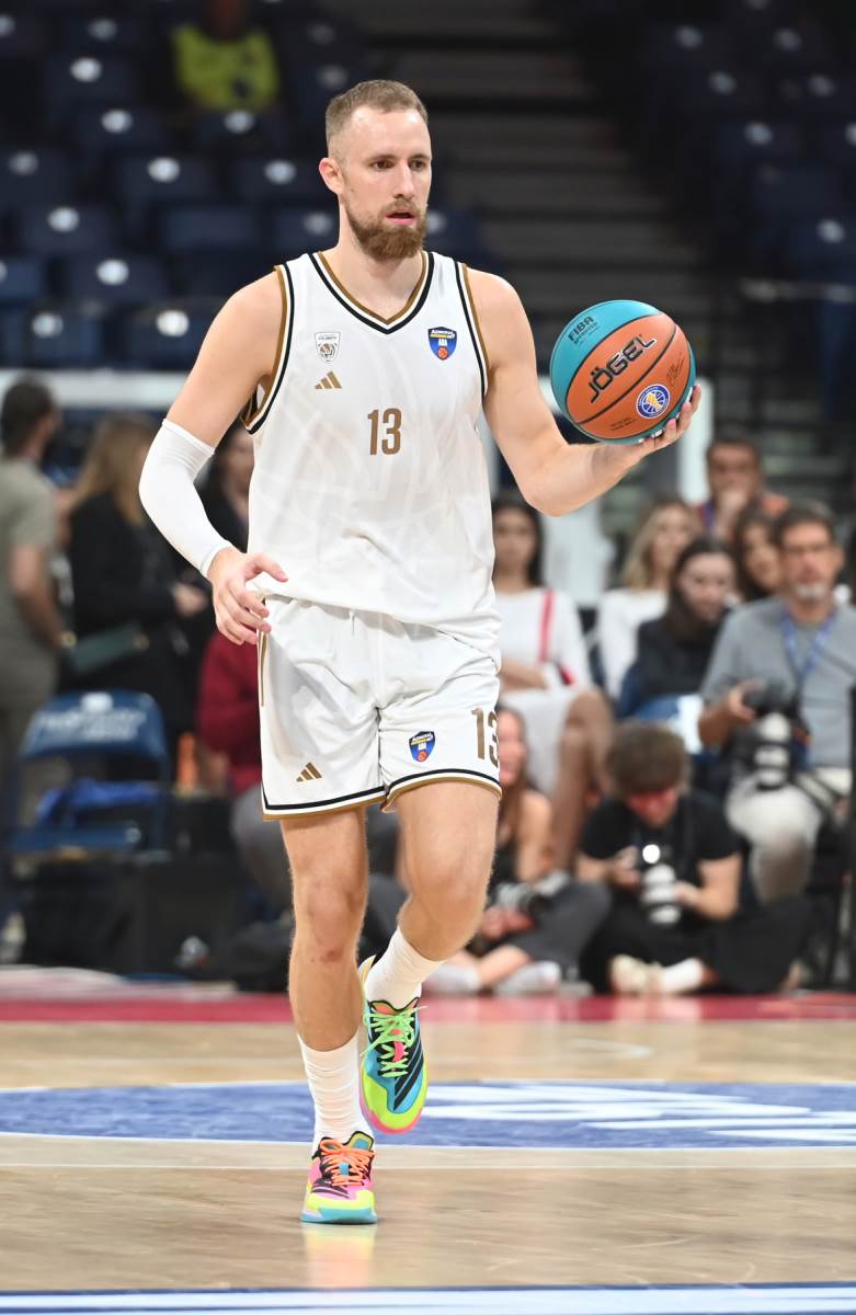 Džanan Musa u dresu Dubaija na VTB Superkupu