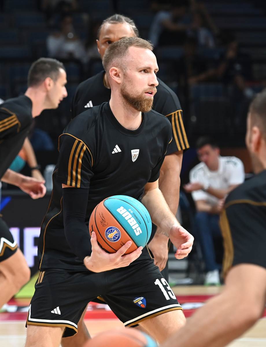 Džanan Musa na zagrevanju u Dubaiju