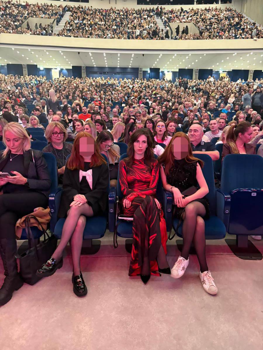 Žera iz Crvene jabuke sa ženom i ćerkama u Beogradu (1).jpg