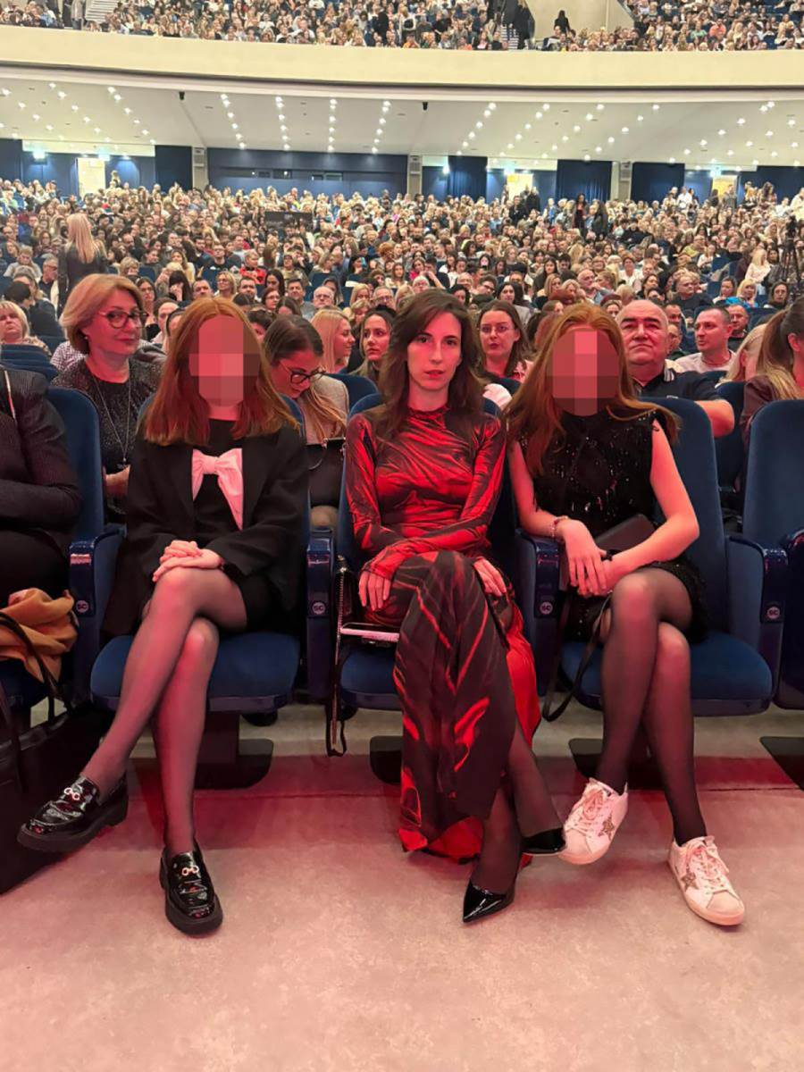 Žera iz Crvene jabuke sa ženom i ćerkama u Beogradu (2).jpg