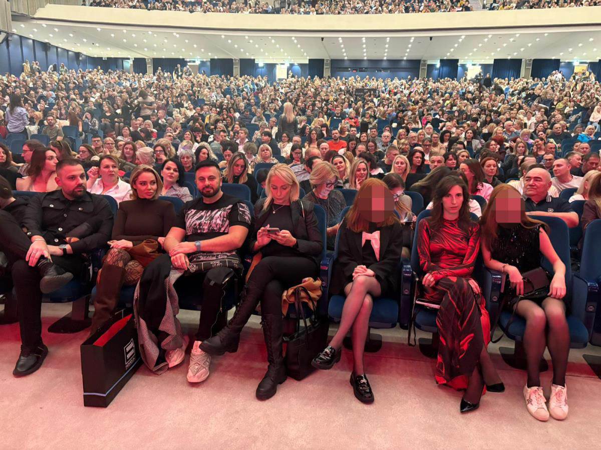 Žera iz Crvene jabuke sa ženom i ćerkama u Beogradu (3).jpg