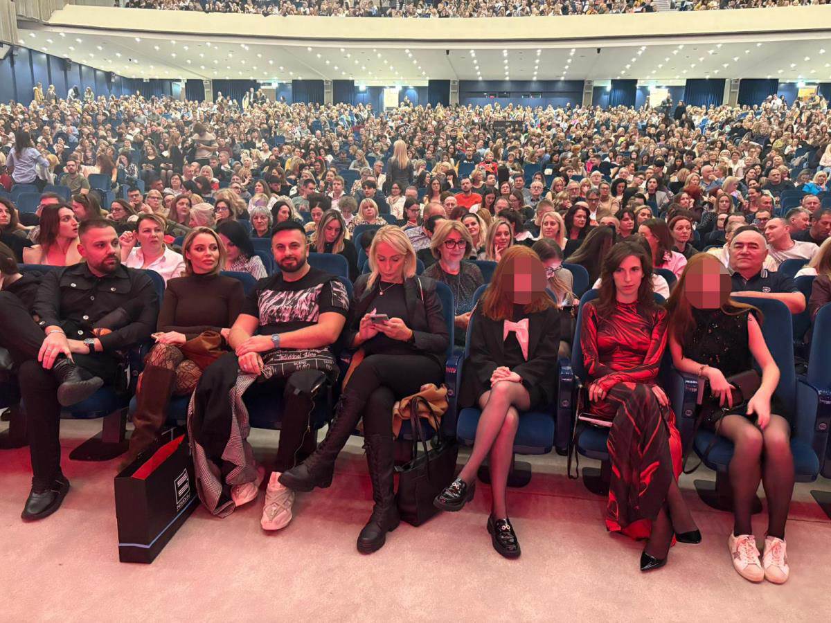 Žera iz Crvene jabuke sa ženom i ćerkama u Beogradu (4).jpg