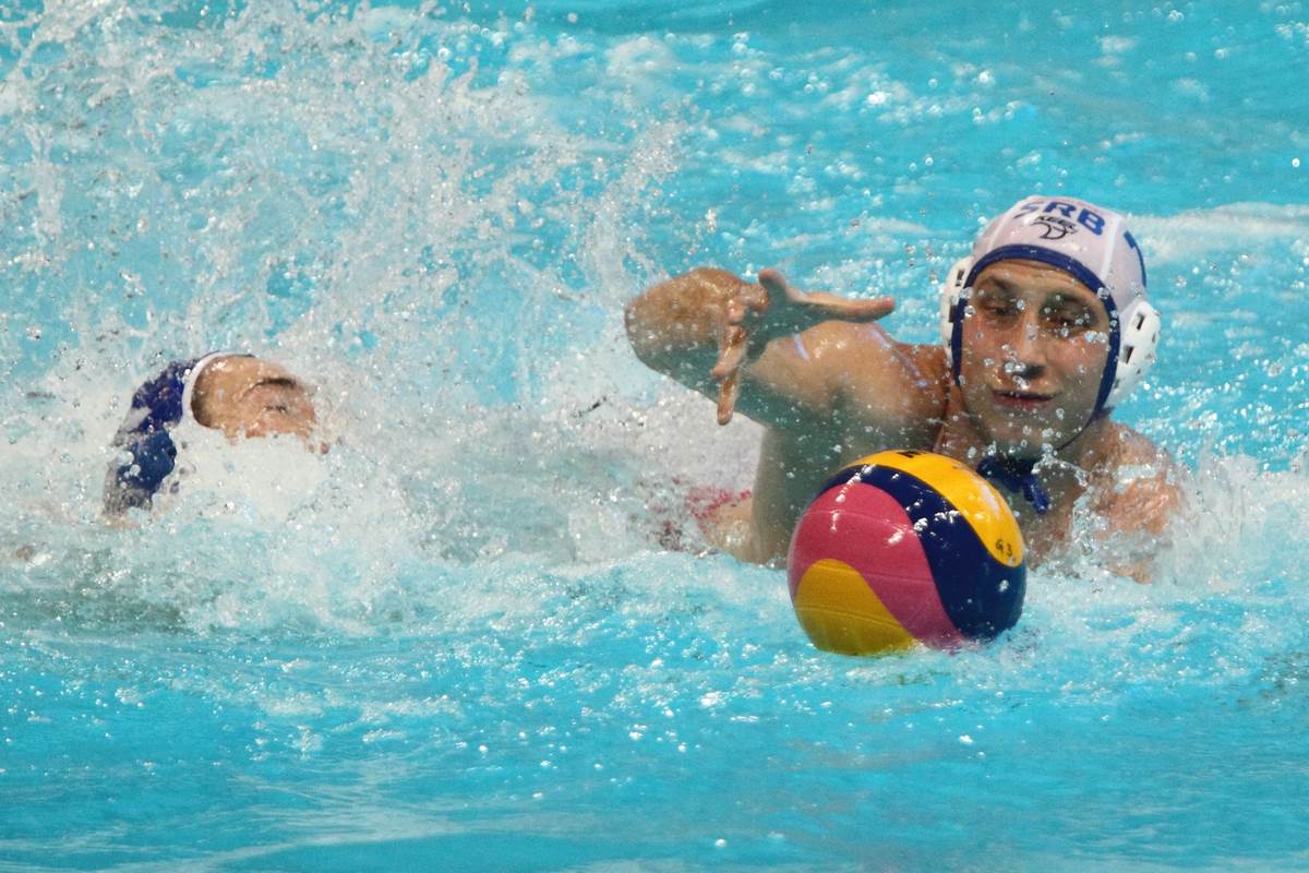 Andrija Prlainović u borbi za loptu